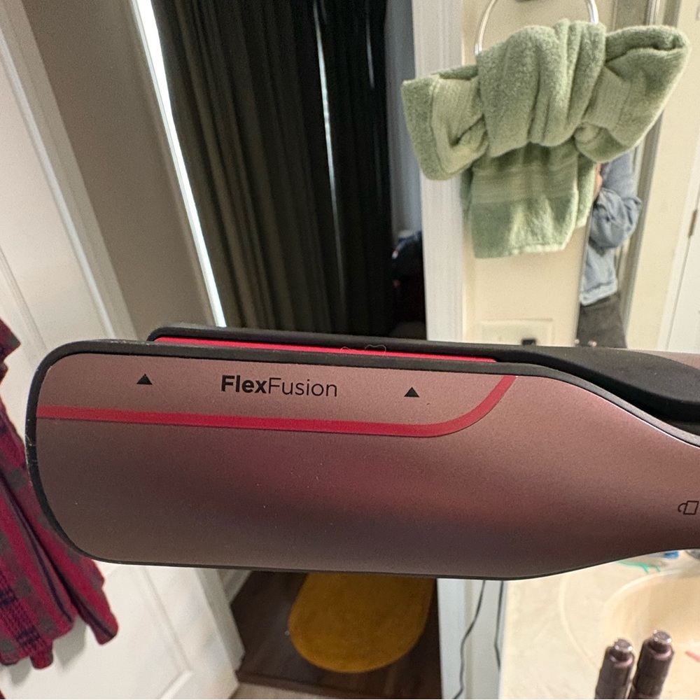 FlexFusion Hair Straightener - Black and Red